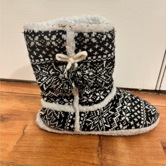 Black and white snowflake pattern slipper booties - Picture 6 of 8